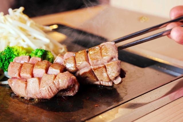 分厚い牛タンステーキ。歯ごたえも堪能できる（提供写真）