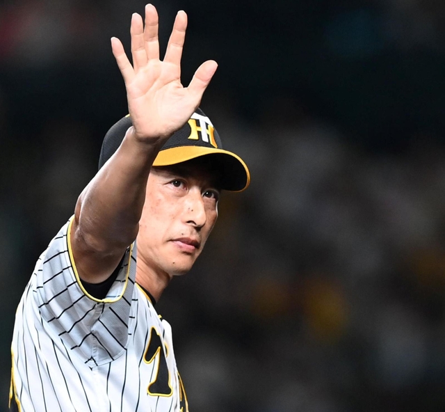 スタンドのファンに手を振る矢野監督（撮影・飯室逸平）
