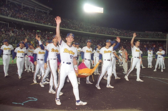 パリーグ連覇と日本一を成し遂げ、場内を一周するオリックスの選手たち＝１９９６年１０月２４日、ＧＳ神戸