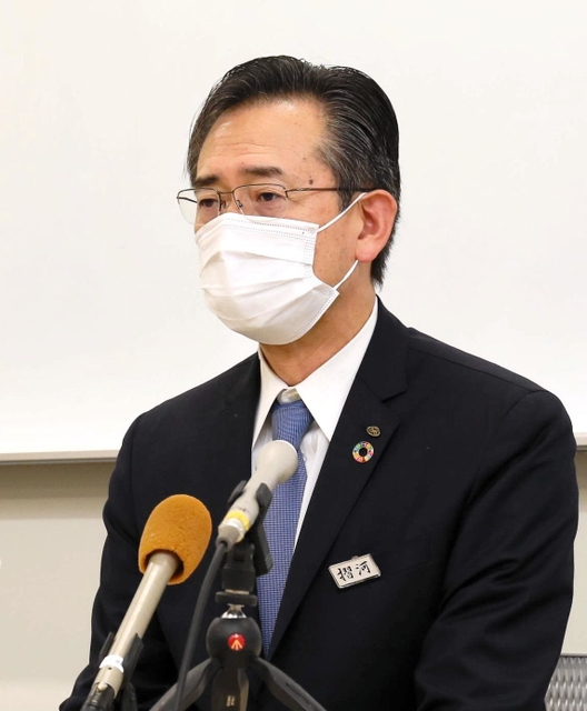 体罰について説明する摺河学園の摺河祐彦理事長＝３日午後、姫路市豊沢町、姫路女学院中学校・高校