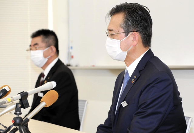 体罰について説明する摺河学園の摺河祐彦理事長（右）と姫路女学院高校の寳谷亮介校長補佐＝３日午後、姫路市豊沢町、姫路女学院中学校・高校