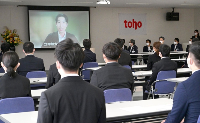 ３年ぶりに対面で開かれたトーホーの内定式。内定者一人一人の意気込みを収めた動画も流した＝３日午後、神戸市東灘区向洋町西５（撮影・秋山亮太）