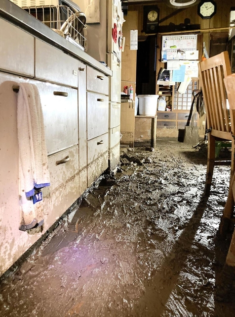 泥が床を覆うキッチン＝９月２８日、静岡県川根本町文沢
