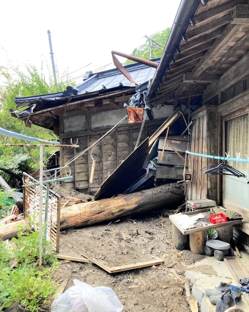 土砂に押し流された離れ。見えているのは２階部分＝９月２８日、静岡県川根本町文沢