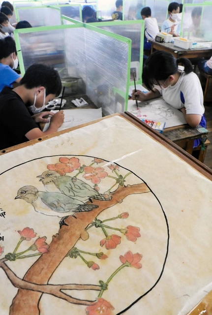 中国の伝統的な画法「工筆画」を学ぶ美術の授業＝神戸市中央区中山手通６
