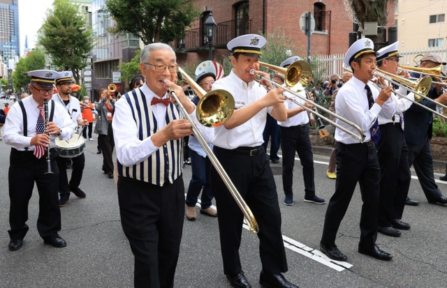 パレードでジャズを奏でる演奏家ら＝８日午前、神戸市中央区の北野坂（撮影・鈴木雅之）