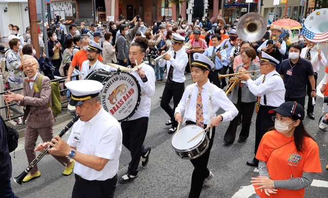 ジャズの音色を響かせてパレードする演奏者たち＝８日午前、神戸市中央区（撮影・鈴木雅之）