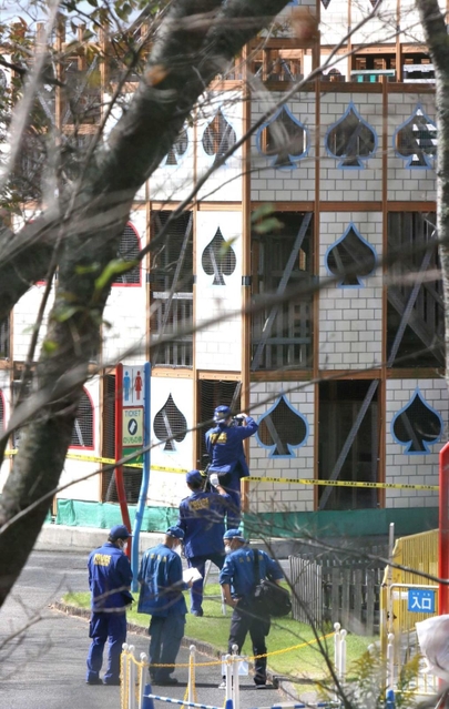 事故が起きた立体迷路施設「カラクリ迷宮のお城」を調べる兵庫県警の捜査員ら＝２０２１年１０月、加東市黒谷