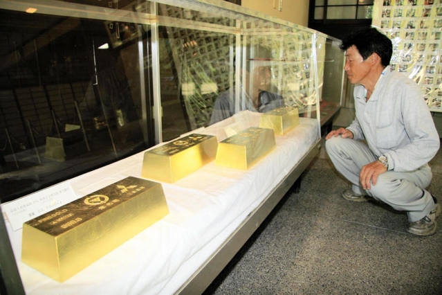 四つ並べられた金塊のレプリカ＝淡路市（２０１０年８月）