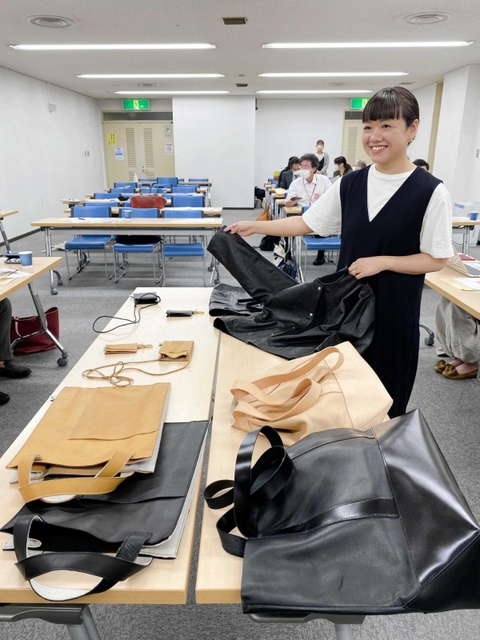 ひょうごレザーを使ったビームスオリジナルのバッグやカーディガン＝姫路市南駅前町