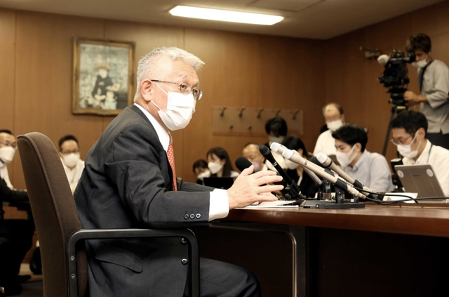 退任を決めた理由や今後の政治活動について、記者会見で説明する明石市の泉房穂市長＝１２日午後、明石市中崎１（撮影・小林良多）
