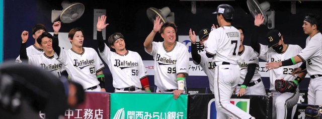 ＣＳファイナルステージ初戦で７回裏、本塁打を放った吉田（７）を迎えるオリックスナイン＝１０月１２日、京セラドーム