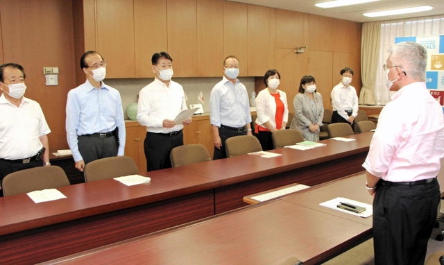 専決処分をした泉房穂市長（右）に対し、議会を軽んじないよう意見表明する議員たち＝２０２１年８月、明石市役所