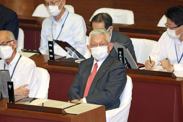 明石市議会で自身に対する問責決議案の提案説明を聞く泉房穂市長＝１２日午後３時５６分、明石市中崎１