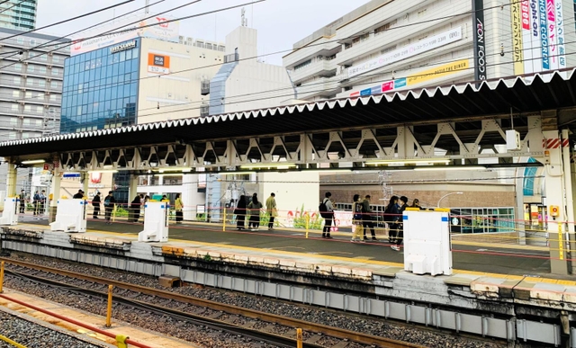 ポーナル桁で支えるホームの部分には屋根を支える柱がない。桁への荷重軽減のため、トラスで支えているのが分かる＝神戸市中央区