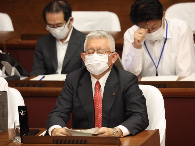 明石市議への暴言などについて明石市議会で謝罪し、任期末で退任する意向を表明した明石市の泉房穂市長＝１２日、明石市中崎１