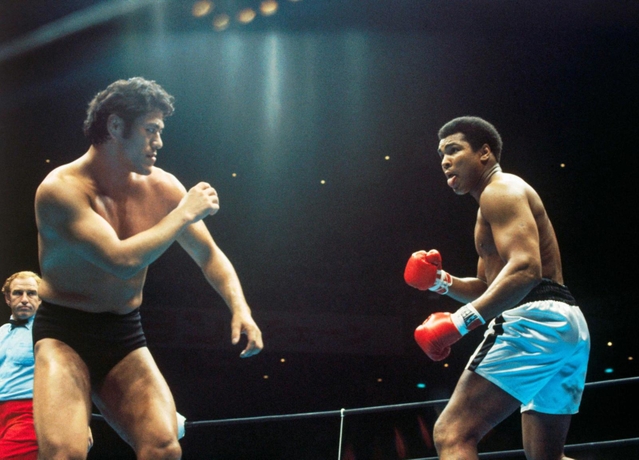 １９７６年６月、「異種格闘技戦」でプロボクシング世界ヘビー級王者ムハマド・アリ（右）と対戦するアントニオ猪木＝日本武道館（ゲッティ＝共同）