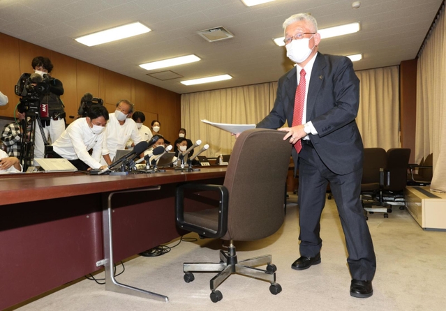 市議会で市長退任を表明後、記者会見した明石市の泉房穂市長。決断に至る思いを話し、会見場を後にした＝１２日、明石市中崎１