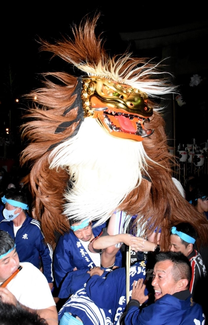 毛獅子荒々しく、笛と太鼓の音とともに夜の境内舞う 姫路・大塩天満宮