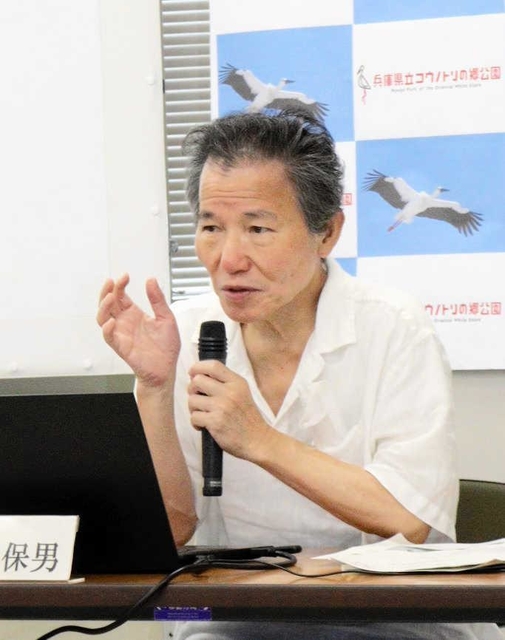 コウノトリの遺伝的多様性を訴える江崎保男園長＝コウノトリの郷公園