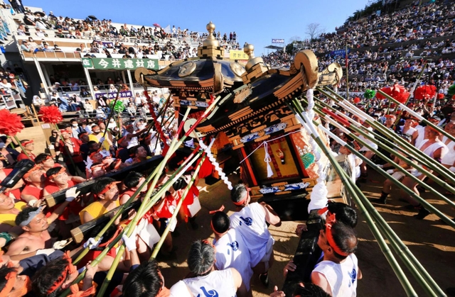 神輿合わせを披露する八家地区の氏子たち＝１５日午後、姫路市白浜町（撮影・鈴木雅之）