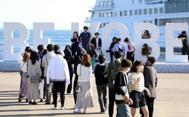 全国旅行支援が始まって初の週末を迎え、多くの観光客らでにぎわうメリケンパーク＝１５日午後、神戸市中央区波止場町（撮影・辰巳直之）