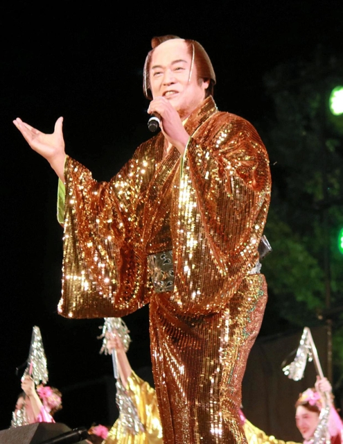 大阪城の天守閣復興９０周年イベントで「マツケンサンバ２」を披露する松平健さん＝大阪市中央区
