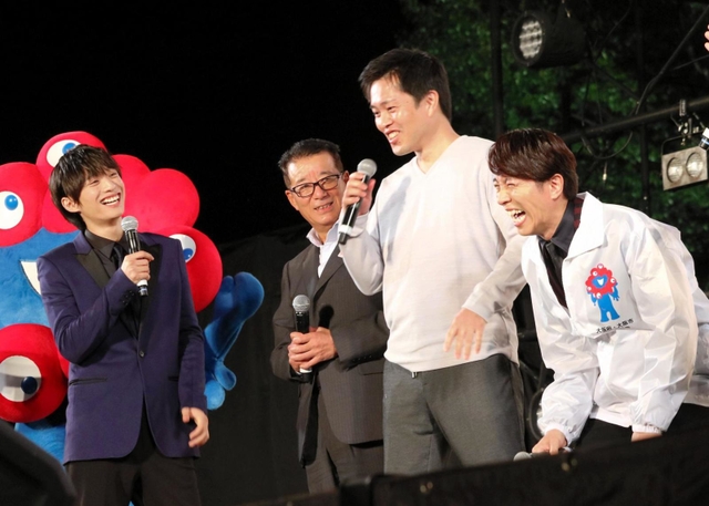 吉村洋文大阪府知事（右から２人目）から知事選立候補を“打診”されて爆笑する村上信五さん（右端）＝大阪市中央区