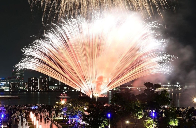雨の神戸港を彩った花火大会「みなとＨＡＮＡＢＩ」＝１７日夜、神戸市中央区波止場町（撮影・中西幸大）