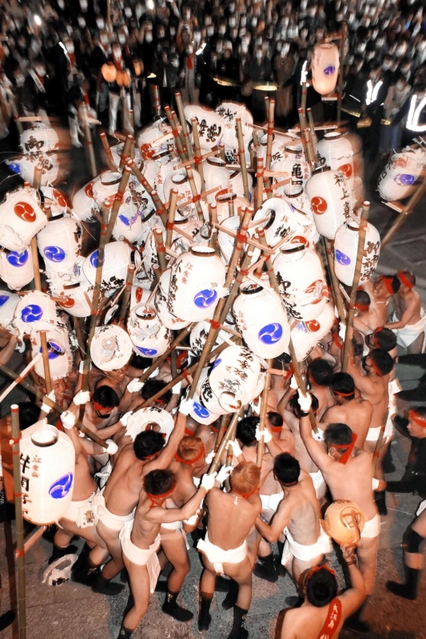 楼門前で激しく提灯をぶつけあう氏子たち＝２１日夜、姫路市網干区宮内（撮影・大山伸一郎）