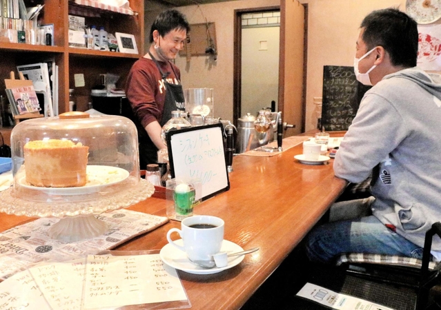 １０月からコーヒーを値上げした粂慶治さん（左）。「何とか工夫したけど限界です」＝神戸市中央区北長狭通１