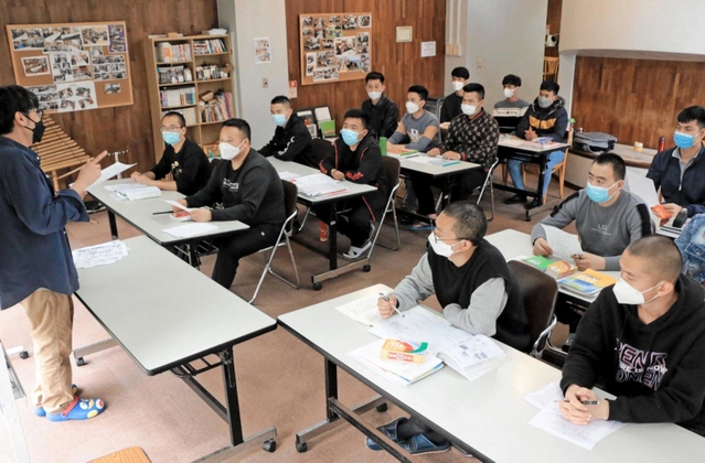 六甲山の研修施設で日本語を学ぶ外国人技能実習生＝５月、神戸市灘区六甲山町
