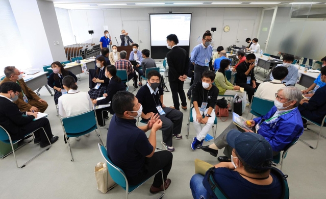 防災や被災経験の伝え方について、大人も交えて話し合う高校生たち＝２２日午後、神戸市中央区脇浜海岸通１（撮影・鈴木雅之）