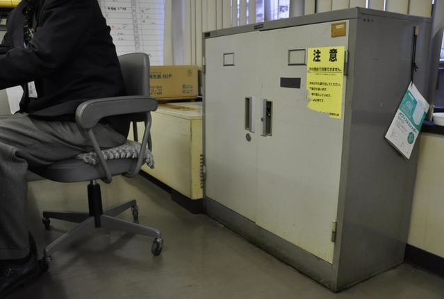 爆発事故が起きた「エコパークあぼし」の土壌調査報告書が保管されていたロッカー＝２０１０年、姫路市役所