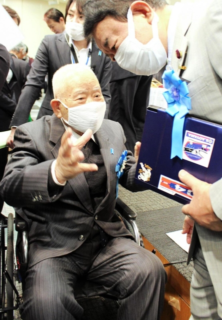 集会後に支援者と話す有本恵子さんの父明弘さん（左）＝２３日午後、東京都千代田区