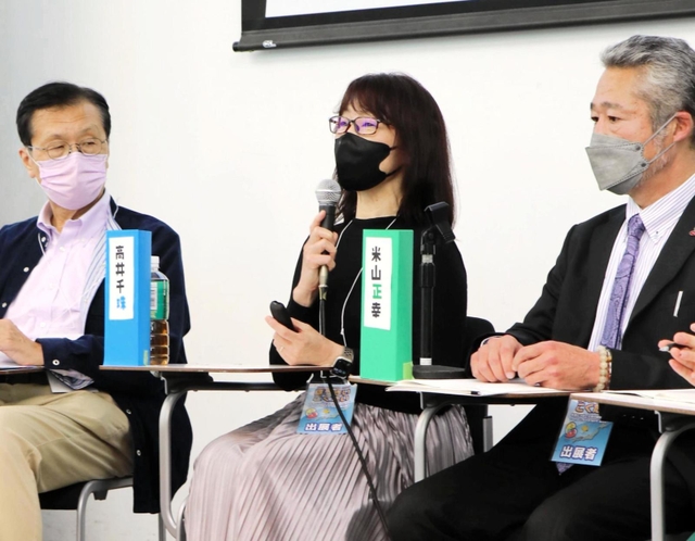 阪神・淡路大震災で長男を亡くし、その体験を伝えることの葛藤を明かす高井千珠さん（中央）＝２３日、神戸市中央区脇浜海岸通１