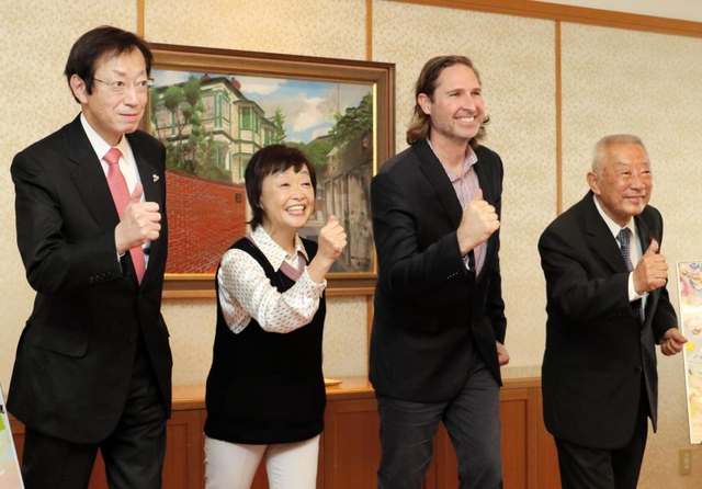 神戸２０２４世界パラ陸上の成功に向けてポーズをとる（左から）久元喜造神戸市長、増田明美大会組織委会長、ポール・フィッツジェラルド世界パラ陸連代表、安井俊彦神戸市会議長＝神戸市中央区加納町６、神戸市役所