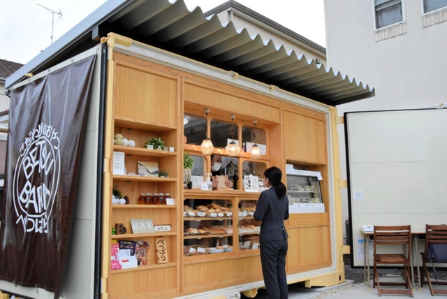 自宅前に置く元貨物コンテナで営業する菓子店「べつばら」＝姫路市網干区垣内西町