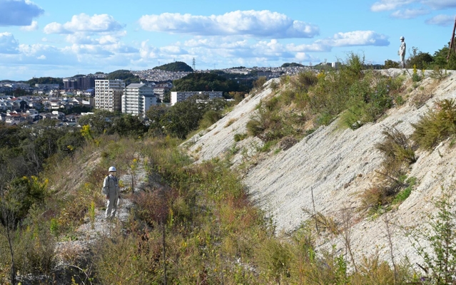 土砂が高く積まれ、斜面のようになった盛り土＝２６日午後、神戸市北区山田町下谷上