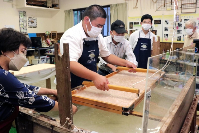 紙衣を復元するため、皆田和紙の紙すきに挑む佐用高校の生徒ら＝９月、兵庫県佐用町上月、皆田和紙紙すき文化伝承館