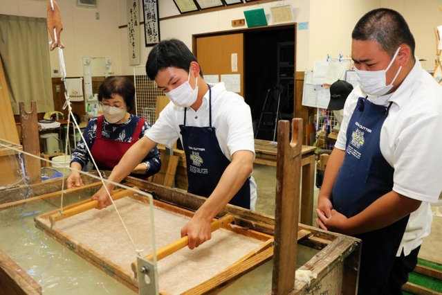 紙衣を復元するため、皆田和紙の紙すきに挑む佐用高校の生徒ら＝９月、兵庫県佐用町上月、皆田和紙紙すき文化伝承館