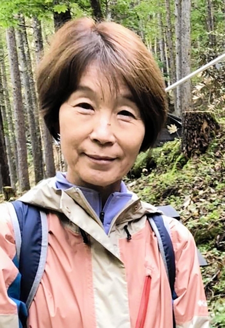 遺族の小澤紀美さん。教え子を案内したのは「亡くなった人を忘れず、思い続けていることがうれしかったから」 ＝群馬県上野村（提供写真）