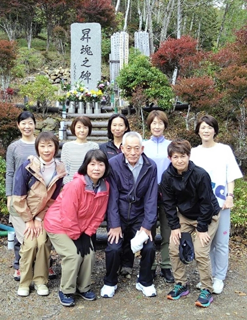 慰霊登山に参加した卒業生と教員、遺族ら＝群馬県上野村（提供写真）