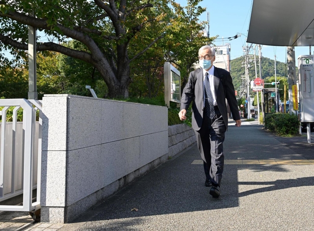 神戸連続児童殺傷事件の全記録廃棄を受け、理由や経緯の調査を求める要望書を提出するため神戸家裁に入る土師守さん＝２８日午後、神戸市兵庫区荒田町３（撮影・秋山亮太）