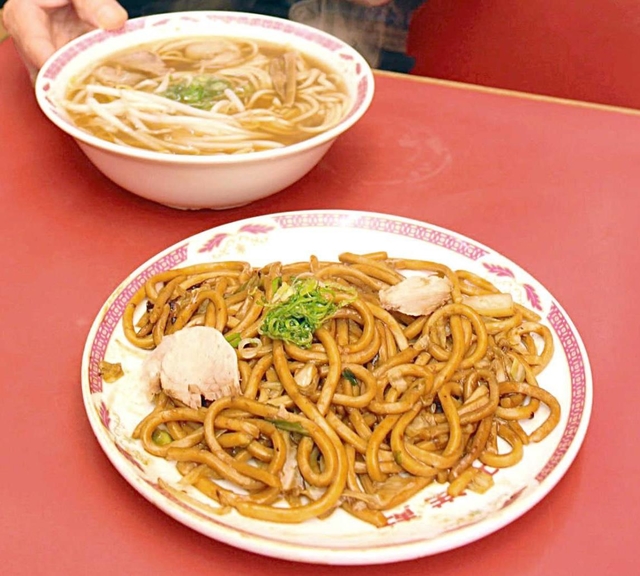 「焼きと中華」と注文する麺ダブル食い＝江洋軒