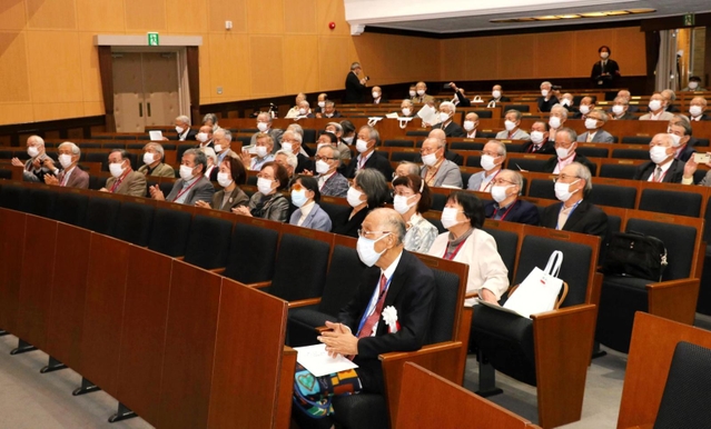 学生紛争の影響で開かれなかった卒業式を、約５０年ぶりに執り行う神戸大ＯＢたち＝神戸市灘区六甲台町、神戸大六甲第１キャンパス