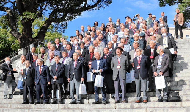 青空の下、５２年前の卒業を記念して写真撮影する神戸大のＯＧ、ＯＢら＝神戸市灘区六甲台町