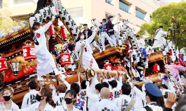 地区ごとにそろいの法被で、だんじりの勇壮な練りを披露した＝３０日午後、神戸市灘区備後町４
