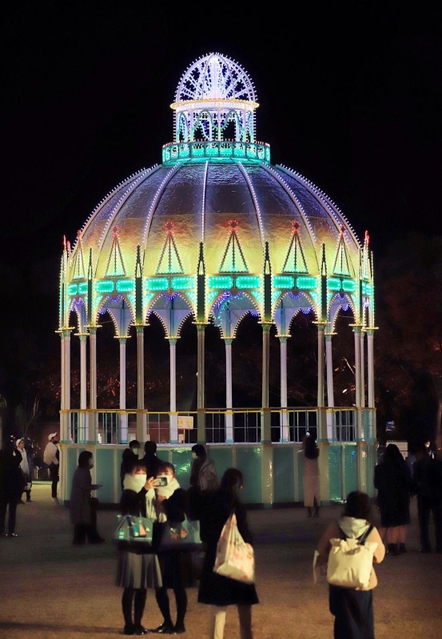 一昨年、東遊園地で点灯された光の聖堂「カッサ・アルモニカ」＝２０２０年１２月４日午後、神戸市中央区加納町６（撮影・吉田敦史）