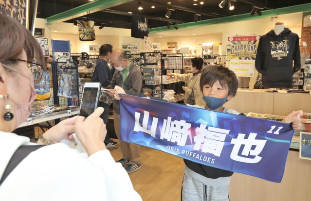 オリックスの球団直営グッズショップで優勝パレードを観覧するためのグッズを買い求めた親子連れ＝３１日午後、神戸市中央区三宮町１（撮影・長嶺麻子）